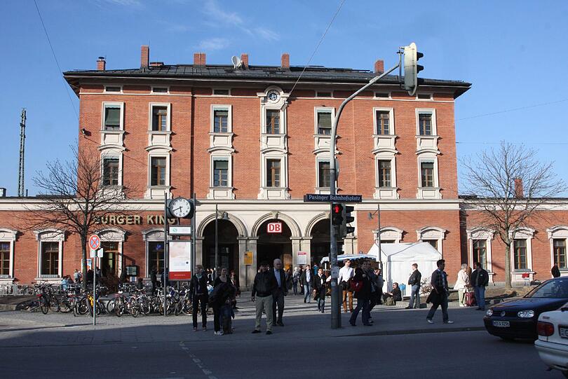 Bundespolizisten haben am Bahnhof in Pasing einen 17-jährigen Mann aus Afghanistan festgenommen.