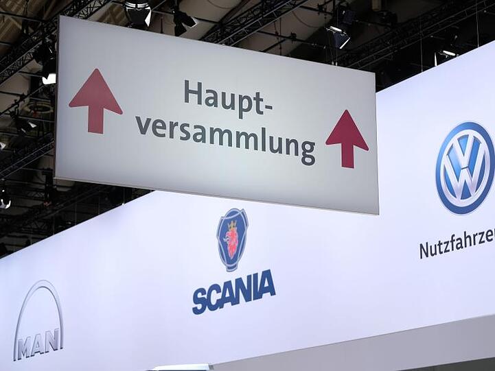 Die LKW-Sparte von Volkswagen präsentiert sich: Logos von MAN, Scania bei der Hauptversammlung in Berlin.
