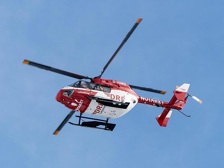Ein Rettungshubschrauber im Einsatz. Foto: Patrick Seeger/Archivbild