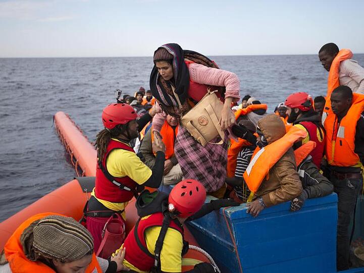 Flüchtlinge werden nördlich der libyschen Stadt Sabratha aus einem Schlauchboot gerettet. Ihnen droht oft der Rücktransport in das Bürgerkriegsland.