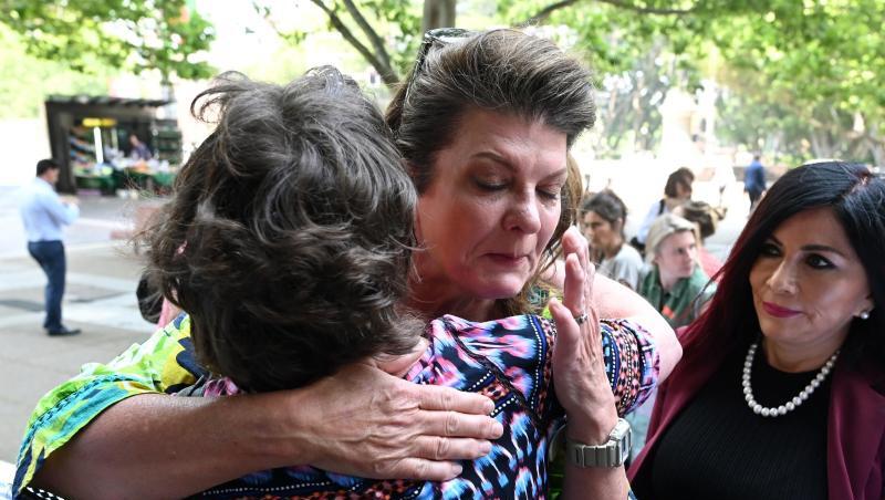 Julie Davis umarmt eine weitere Betroffene vor dem Gerichtsgebäude. Mehr als 1300 Frauen haben in Australien eine Sammelklage gegen den US-Pharmakonzern Johnson & Johnson wegen Gesundheitsstörungen infolge fehlerhafter Scheiden-Implantate gewonnen. Julie Davis umarmt eine weitere Betroffene vor dem Gerichtsgebäude. Mehr als 1300 Frauen haben in Australien eine Sammelklage gegen den US-Pharmakonzern Johnson & Johnson wegen Gesundheitsstörungen infolge fehlerhafter Scheiden-Implantate gewonnen.