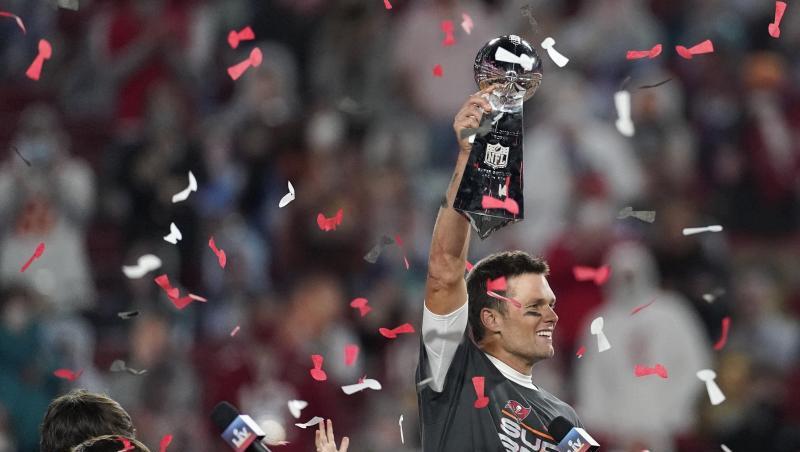 Quarterback Tom Brady von den Tampa Bay Buccaneers jubelt mit der Vince Lombardi Trophy.
