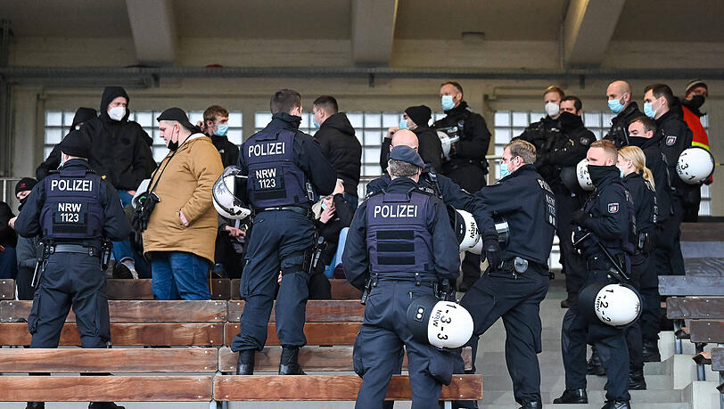 Die Polizei hat die Zwickau-Chaoten im Gästeblock festgesetzt.