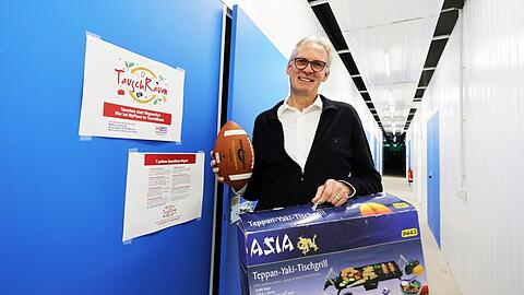 Standortleiter Thomas Lohmann zeigt, was bisher zum Tauschen zur Verfügung gestellt wurde: Das Sortiment ist kunterbunt, vom Football bis zum Tischgrill ist