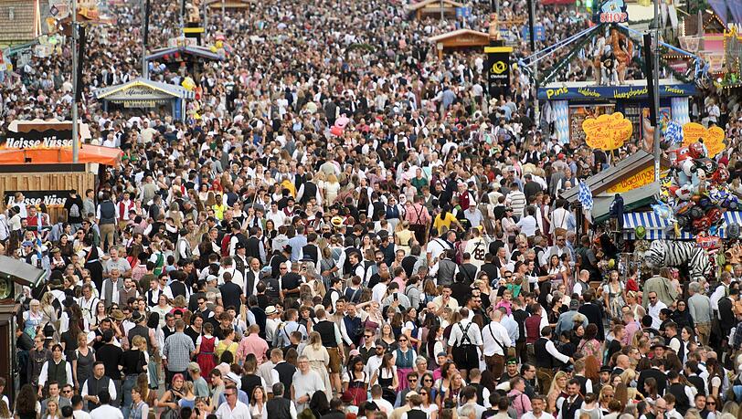 Auf der Theresienwiese sind zur Oktoberfestzeit enorm viele Menschen unterwegs. (Archivbild)