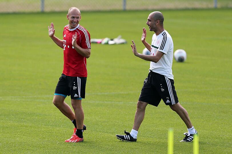 Das erste Training von Arjen Robben in Riva: Da hatte der Holländer Spaß mit Trainer Pep Guardiola.