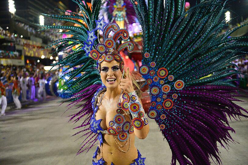 In Rio ging es in der Nacht zum Montag auf dem Straßenkarneval heiß her. Die brasilianischen Schönheiten zeigten zum Karneval-Höhepunkt viel nackte Haut und sexy Kurven.