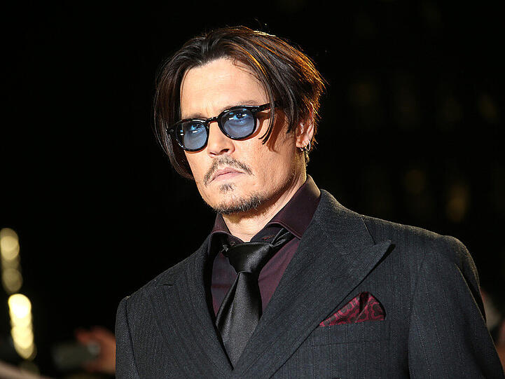 Zähne zusammenbeißen: Johnny Depp leidet unter einer Handverletzung