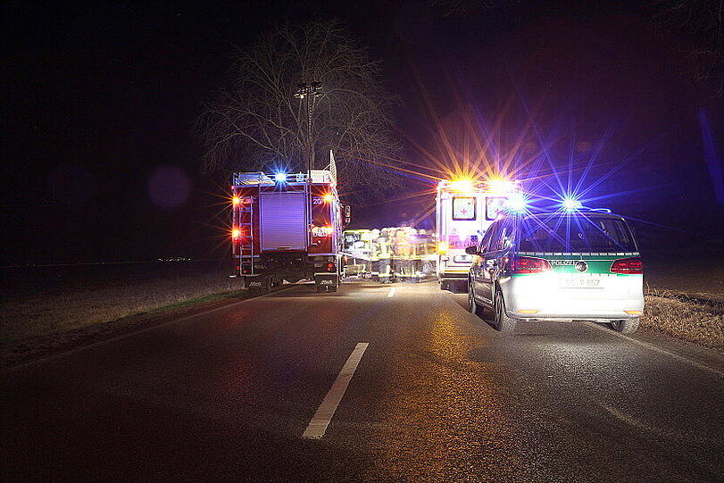 Nahezu ungebremst kracht der VW einer 63-Jährigen in das Baustellenfahrzeug.