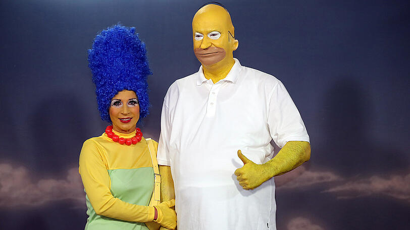 Homer und Marge Simpson: Gelb und Blau präsentierten sich Markus und Karin Söder 2017 bei "Fastnacht in Franken".