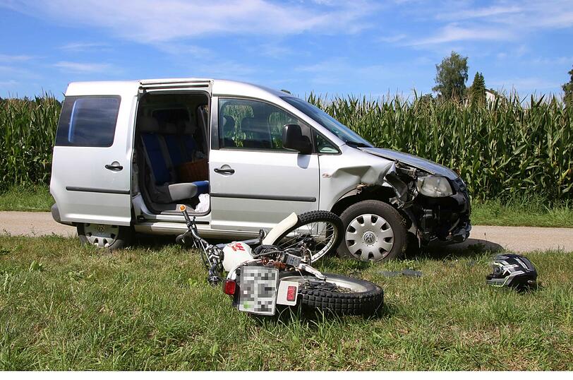 Ob der Motorradfahrer einen Führerschein für die Maschine besitze, sei Gegenstand weiterer Ermittlungen, so die Polizei.