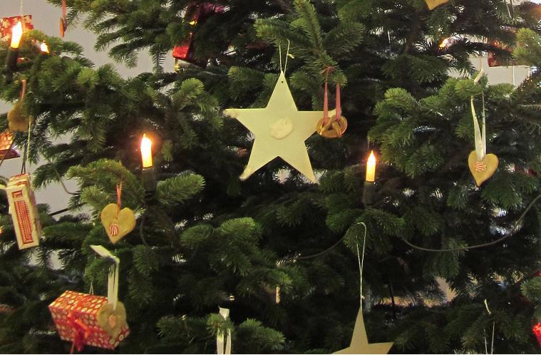 Nicht immer geht es friedlich zu unter dem schön geschmückten Christbaum. Gerade an Heilig Abend streiten viele Familien.