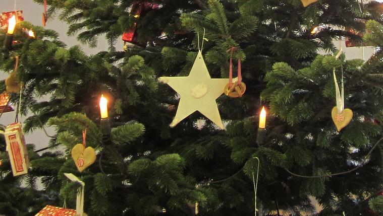 Nicht immer geht es friedlich zu unter dem schön geschmückten Christbaum. Gerade an Heilig Abend streiten viele Familien. Nicht immer geht es friedlich zu unter dem schön geschmückten Christbaum. Gerade an Heilig Abend streiten viele Familien.