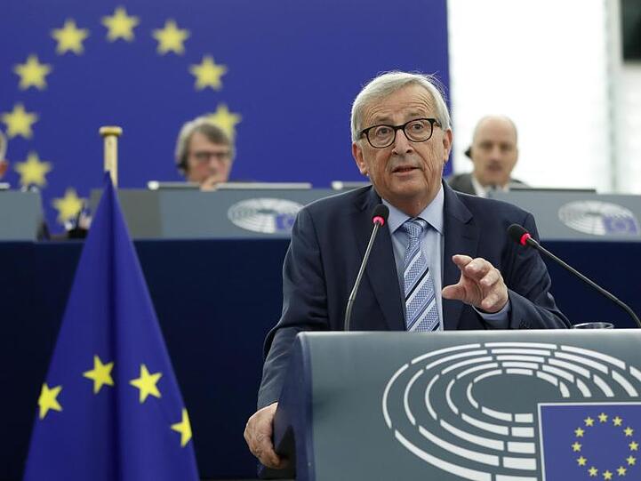 Jean-Claude Juncker, Präsident der Europäischen Kommission, gestikuliert während er im Europäischen Parlament spricht.