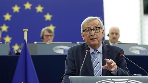 Jean-Claude Juncker, Präsident der Europäischen Kommission, gestikuliert während er im Europäischen Parlament spricht.