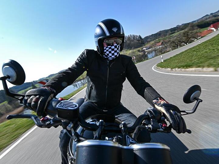 Ein Motorradfahrer fährt auf einer kurvenreichen Strecke.