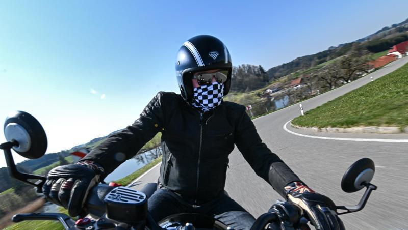 Ein Motorradfahrer fährt auf einer kurvenreichen Strecke. Ein Motorradfahrer fährt auf einer kurvenreichen Strecke.