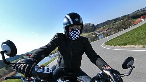 Ein Motorradfahrer fährt auf einer kurvenreichen Strecke.