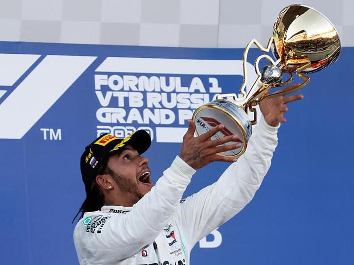 Lewis Hamilton feiert seinen Sieg beim Großen Preis von Russland.