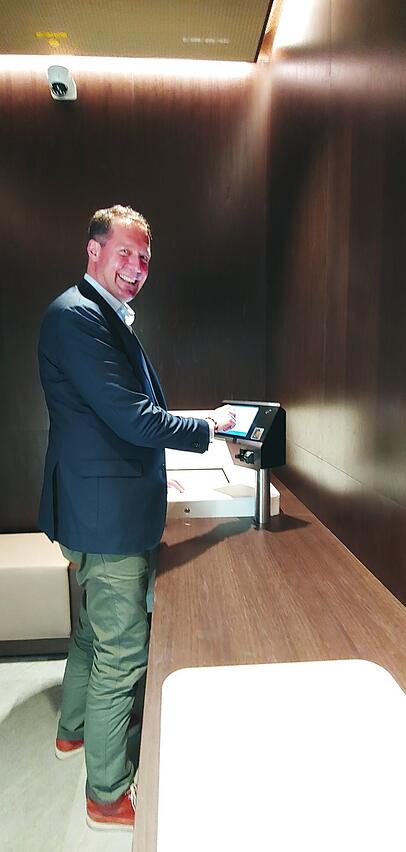 Justus Westerburg in der Kundenkabine beim Einlesen der ID-Karte. Justus Westerburg in der Kundenkabine beim Einlesen der ID-Karte.