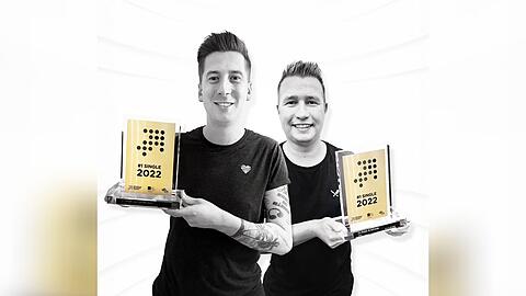 Verneigung vor allen "Partyschlager-Verrückten": DJ Robin und Schürze haben den Song des Jahres 2022 geliefert.