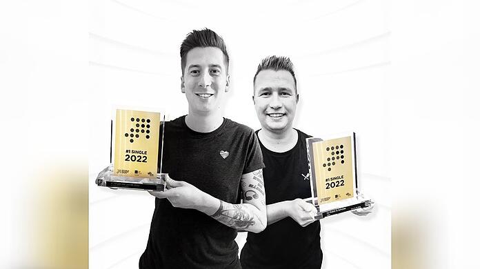 Verneigung vor allen "Partyschlager-Verrückten": DJ Robin und Schürze haben den Song des Jahres 2022 geliefert.