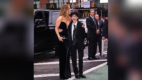 Jennifer Lopez und Emme beim George Clooneys Broadway-Debüt.