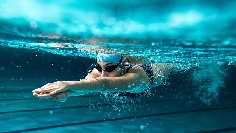Beim Schwimmen verbraucht man viele Kalorien.