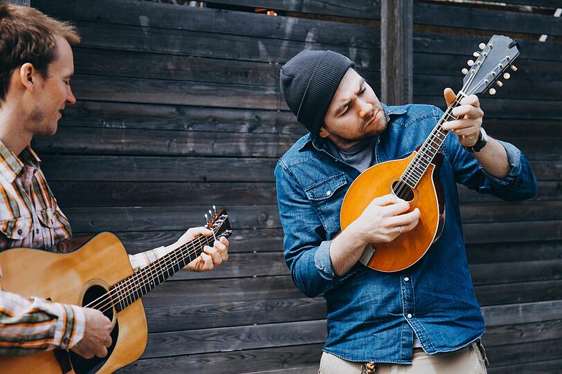 Ein wahres Wundermittel für das Gehirn ist die Musik. Beim Musizieren prägt man sich nicht nur Töne ein, sondern lernt auch Handgriffe, Melodien und Rhythmen. Beide Gehirnhälften werden nur durch bewusstes Zuhören, Bewegen der Finger oder Lesen der Noten trainiert. Unmusikalisch? Dann lernen Sie einen Songtext auswendig und singen ihn unter der Dusche. Ein wahres Wundermittel für das Gehirn ist die Musik. Beim Musizieren prägt man sich nicht nur Töne ein, sondern lernt auch Handgriffe, Melodien und Rhythmen. Beide Gehirnhälften werden nur durch bewusstes Zuhören, Bewegen der Finger oder Lesen der Noten trainiert. Unmusikalisch? Dann lernen Sie einen Songtext auswendig und singen ihn unter der Dusche.