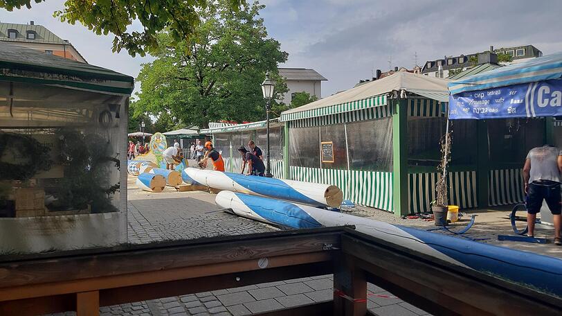 Der Maibaum am Viktualienmarkt ist in seine Einzelteile zerlegt worden. Der Maibaum am Viktualienmarkt ist in seine Einzelteile zerlegt worden.