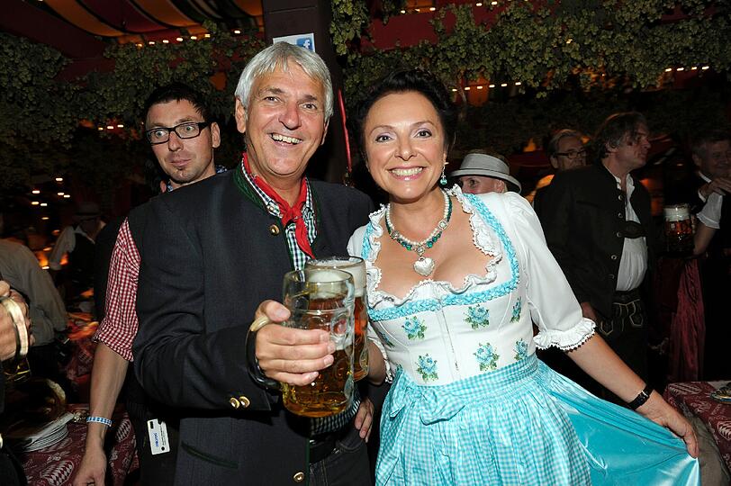 Promis feiern auf der Bavaria-Film-Party: Achim Rohnke mit Uschi DAmmrich von Luttitz