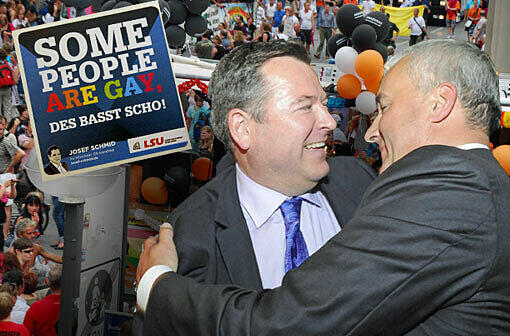Vereint zum CSD: Josef Schmid und Ludwig Spaenle. Links Schmids Aufkleber zum Fest.