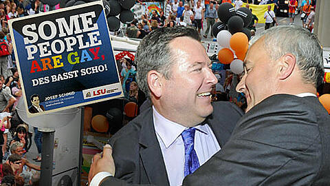 Vereint zum CSD: Josef Schmid und Ludwig Spaenle. Links Schmids Aufkleber zum Fest.
