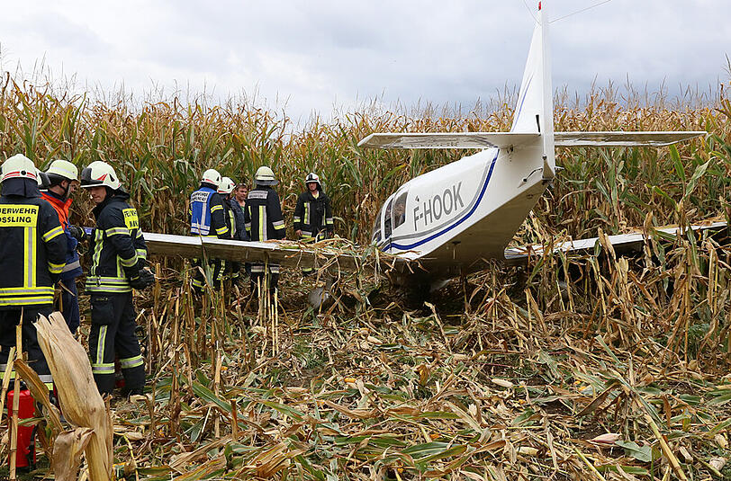 Ein einmotoriges Sportflugzeug landete nahe dem Flugplatz Mößling in einem Maisfeld: die Bilder von der Unfallstelle.