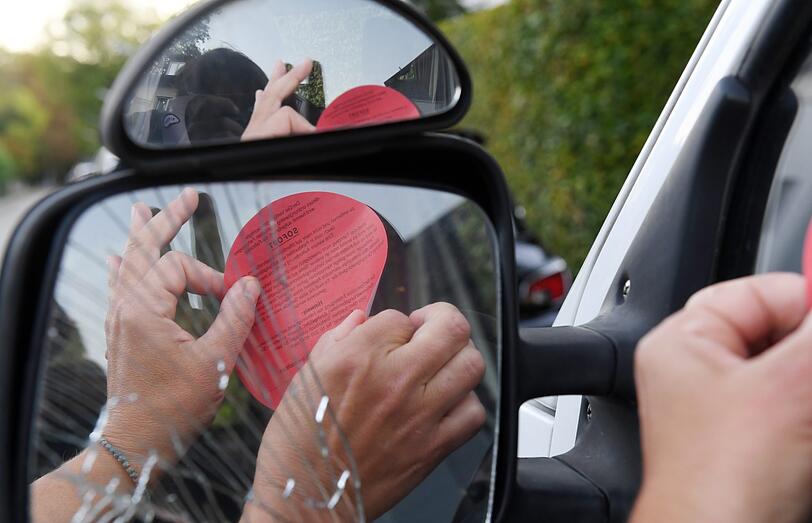 So gesetzeswidrig abgestellte Fahrzeuge bekommen einen roten Punkt als Warnung &ndash; das wirkt aber nicht immer.