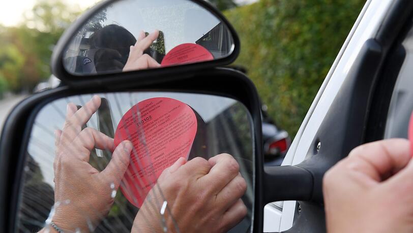 So gesetzeswidrig abgestellte Fahrzeuge bekommen einen roten Punkt als Warnung – das wirkt aber nicht immer. So gesetzeswidrig abgestellte Fahrzeuge bekommen einen roten Punkt als Warnung – das wirkt aber nicht immer.