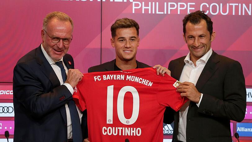"Es gibt eine einseitige Kaufoption, die nicht preiswert ist", so Rummenigge (l.) über Neuzugang Coutinho, hier mit Salihamidzic (r.).