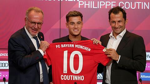 "Es gibt eine einseitige Kaufoption, die nicht preiswert ist", so Rummenigge (l.) über Neuzugang Coutinho, hier mit Salihamidzic (r.).