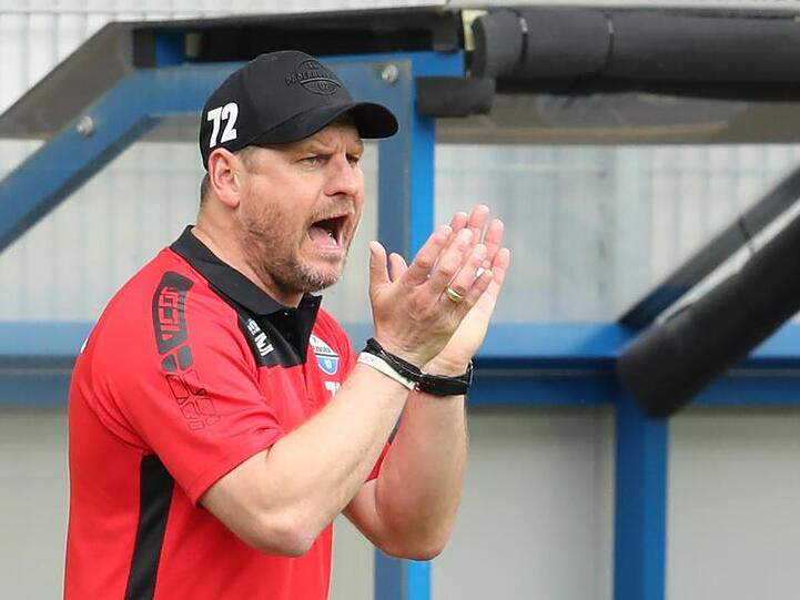Trainer Steffen Baumgart von SC Paderborn 07 gibt Anweisungen während des Spiels. Foto: Friso Gentsch/dpa-Pool/dpa/Archivbild