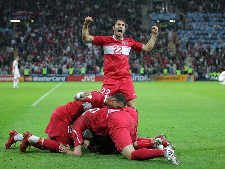 Die Türken bejubeln das Tor zum 3:2.