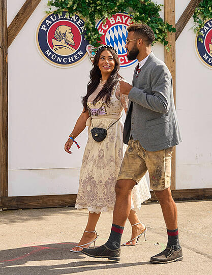 Auch Eric Maxim Choupo-Moting kam mit seiner Frau auf die Wiesn.