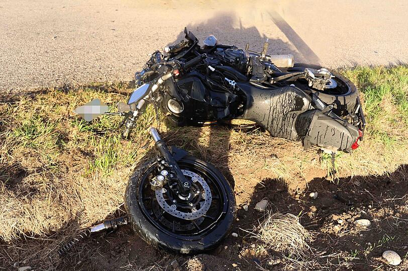 Bei dem Zusammenstoß bei Waldkraiburg stirbt der Motorradfahrer noch an der Unfallstelle.