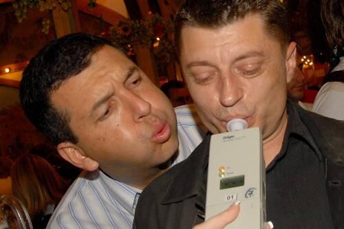 Ein Puster - und dann steht fest. Zorman hat 0,44 Promille. Da geht noch was.