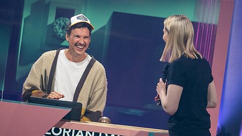 Florian David Fitz hat im Quiz gegen Hazel Brugger schließlich die Nase vorn.