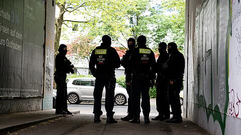 Die Polizei in Berlin durchsucht zahlreiche Wohnungen und nimmt Verd&auml;chtige fest wegen Erpressung, illegalen Waffenbesitzes und Bandenkriminalit&auml;t.