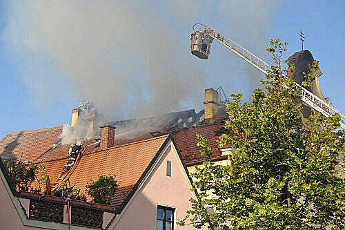 Die Feuerwehr versucht den Dachstuhl zu retten