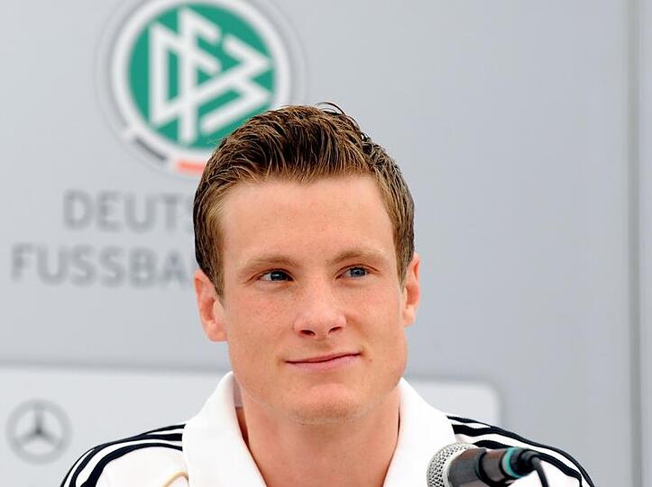 Marcell Jansen wartet bei der Pressekonferenz auf die Fragen der Journalisten.