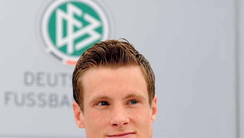 Marcell Jansen wartet bei der Pressekonferenz auf die Fragen der Journalisten. Marcell Jansen wartet bei der Pressekonferenz auf die Fragen der Journalisten.