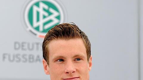 Marcell Jansen wartet bei der Pressekonferenz auf die Fragen der Journalisten.