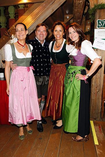 Und dann sind da noch diese Herrschaften: Tania Miglietti und Natalie Schmid von Estée Lauder mit der CSU-Fraktion, Fraktionsvorsitzenden Josef Schmid (CSU) und Sozialministerin Christine Haderthauer.